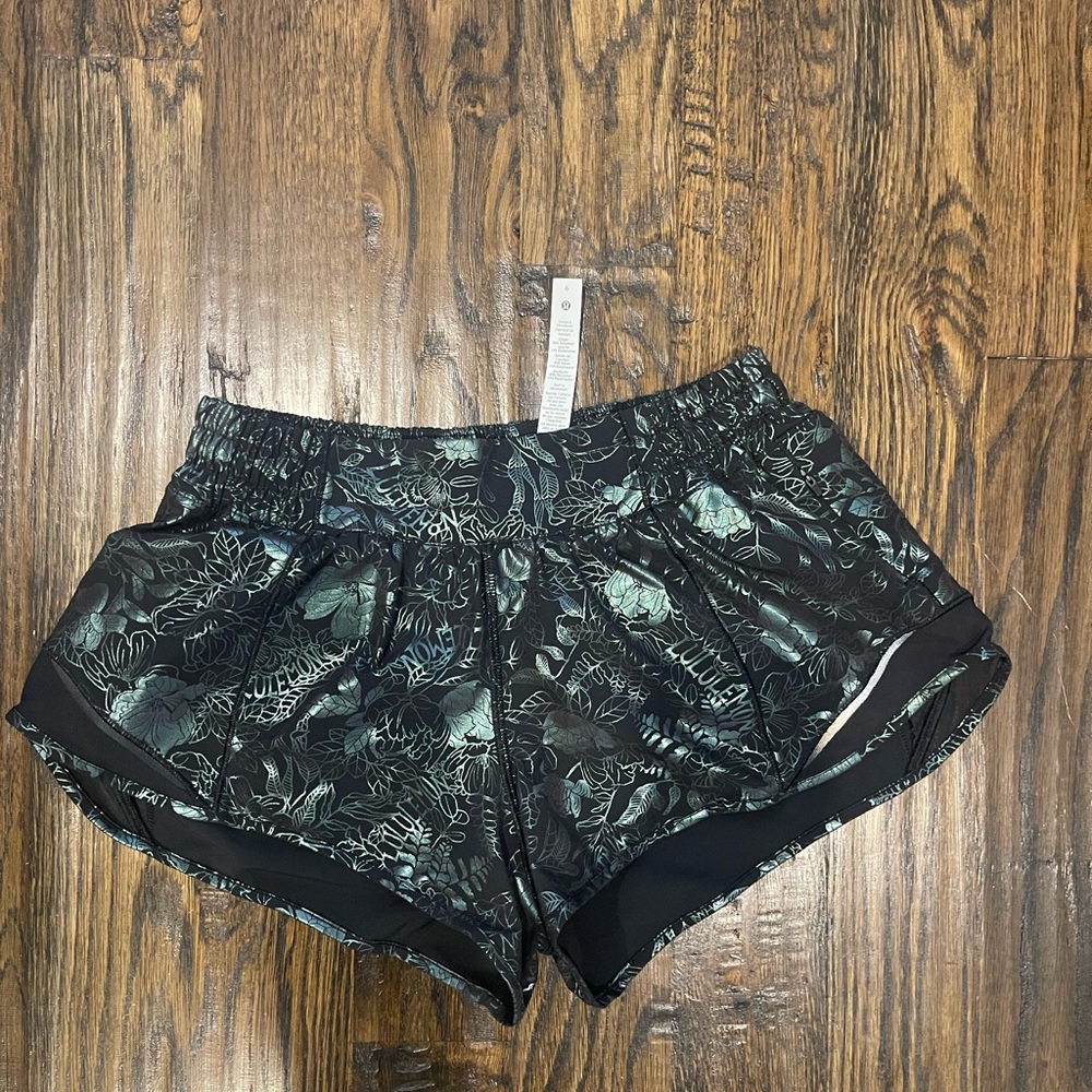 Lululemon Hotty Hot 2.5’ Shorts: Reflective floral (no longer sold)